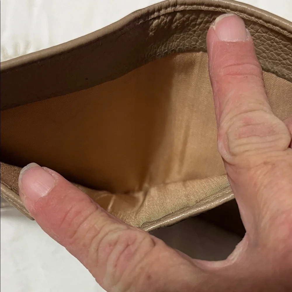 Authentic Prada Beige Leather Wallet with Gold Logo - Picture 4 of 6